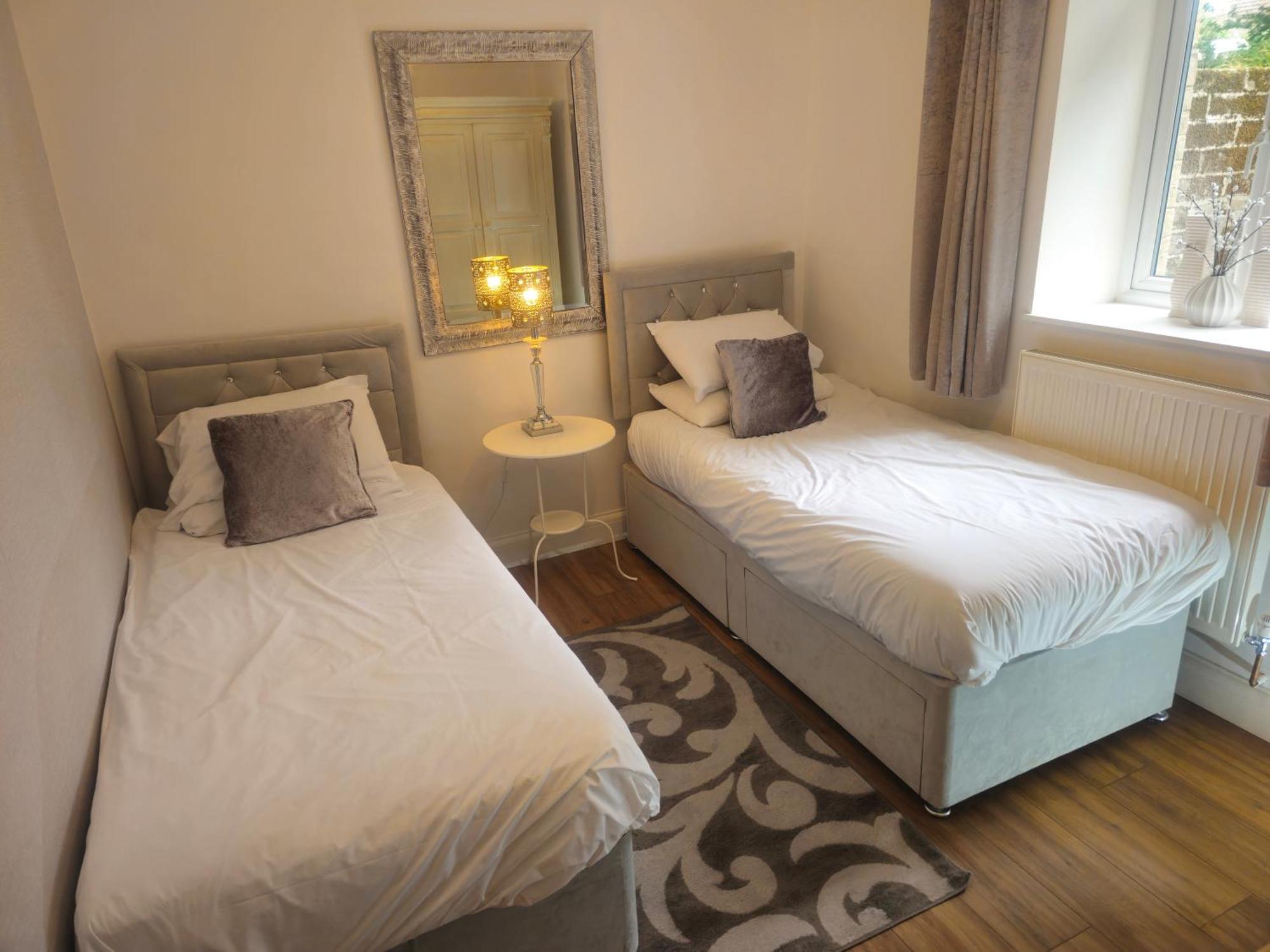 Exquisite 10 Bed Villa Hot Tub And Games Room بارنستابل المظهر الخارجي الصورة