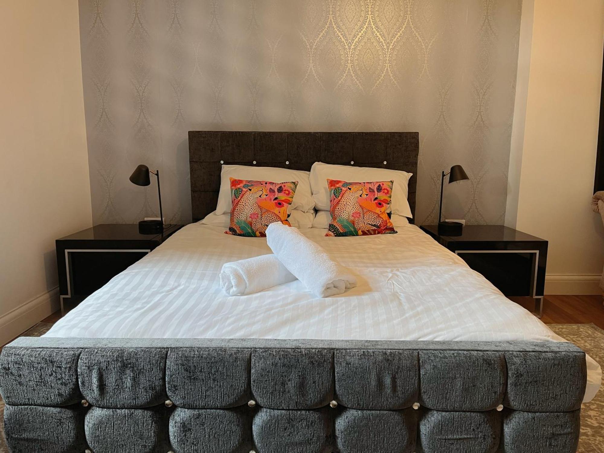 Exquisite 10 Bed Villa Hot Tub And Games Room بارنستابل المظهر الخارجي الصورة