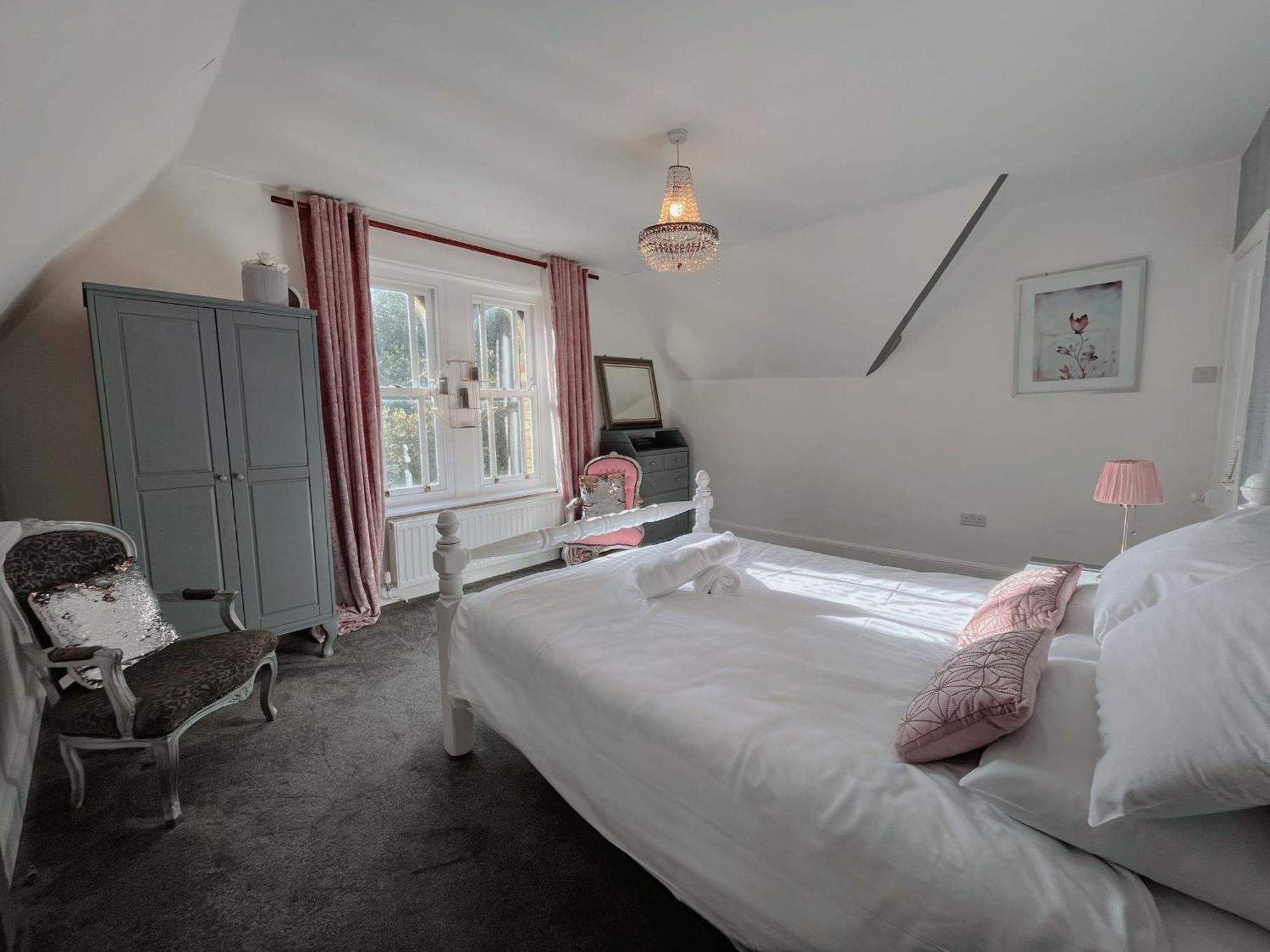 Exquisite 10 Bed Villa Hot Tub And Games Room بارنستابل المظهر الخارجي الصورة