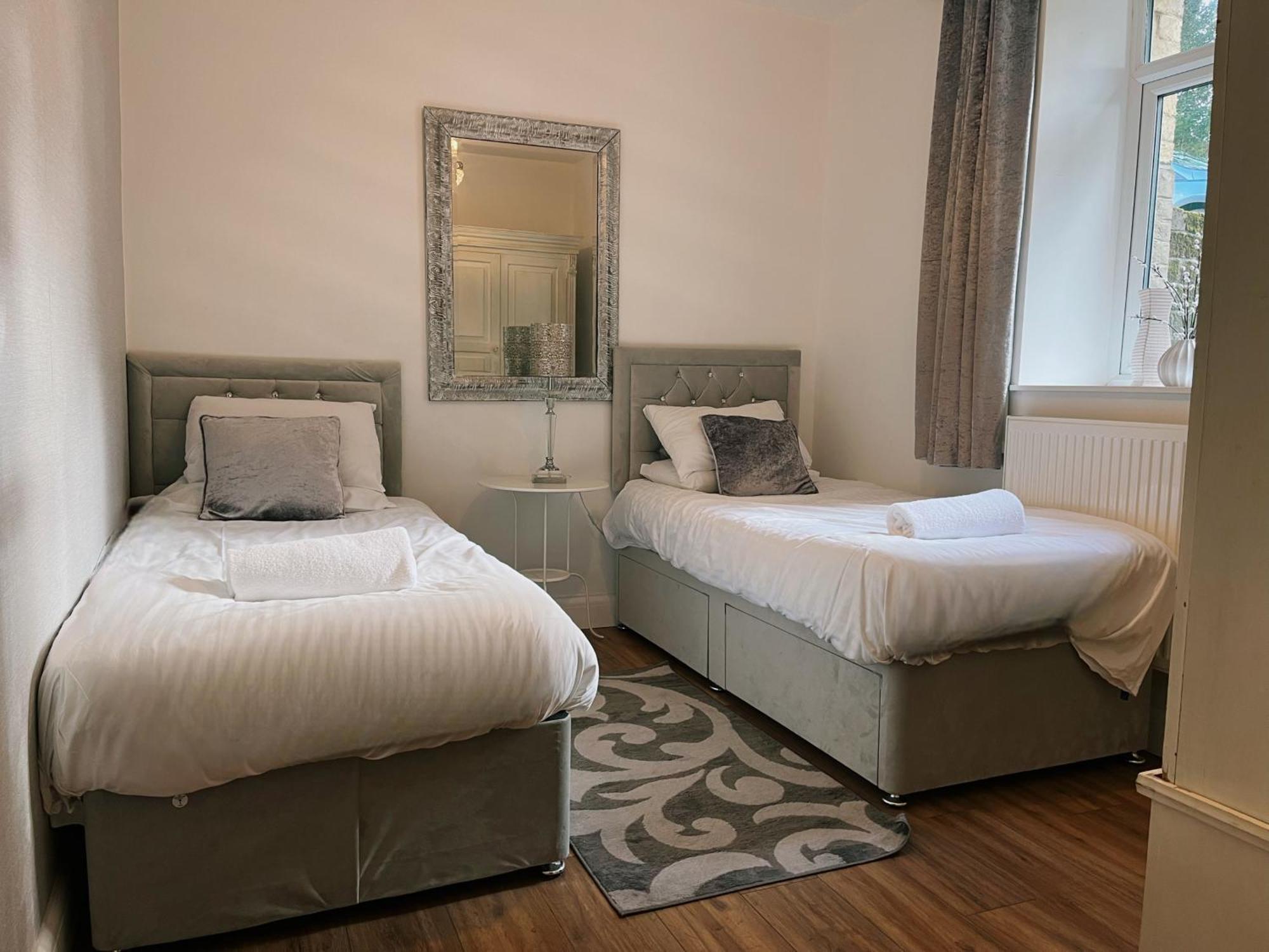 Exquisite 10 Bed Villa Hot Tub And Games Room بارنستابل المظهر الخارجي الصورة