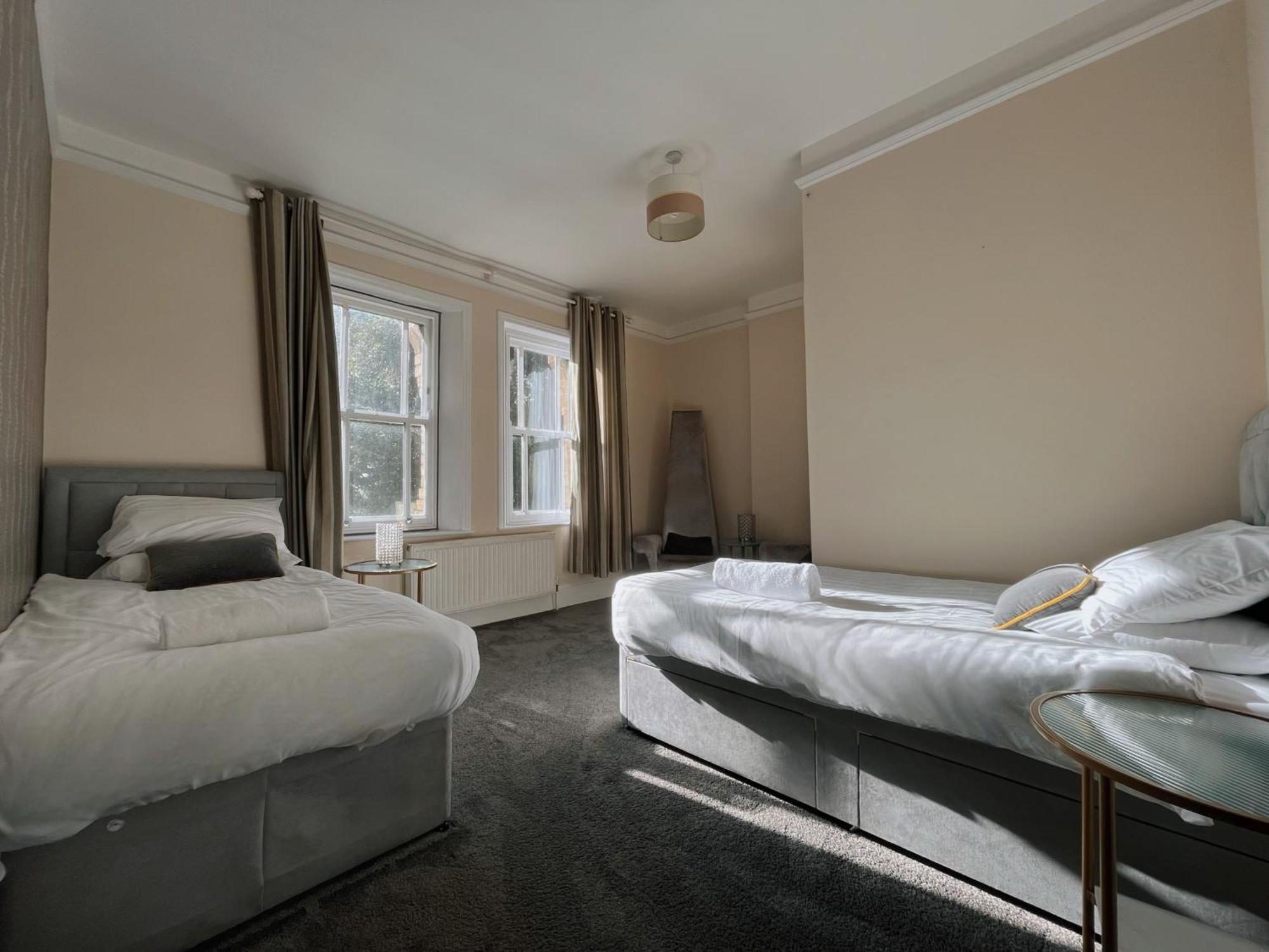 Exquisite 10 Bed Villa Hot Tub And Games Room بارنستابل المظهر الخارجي الصورة