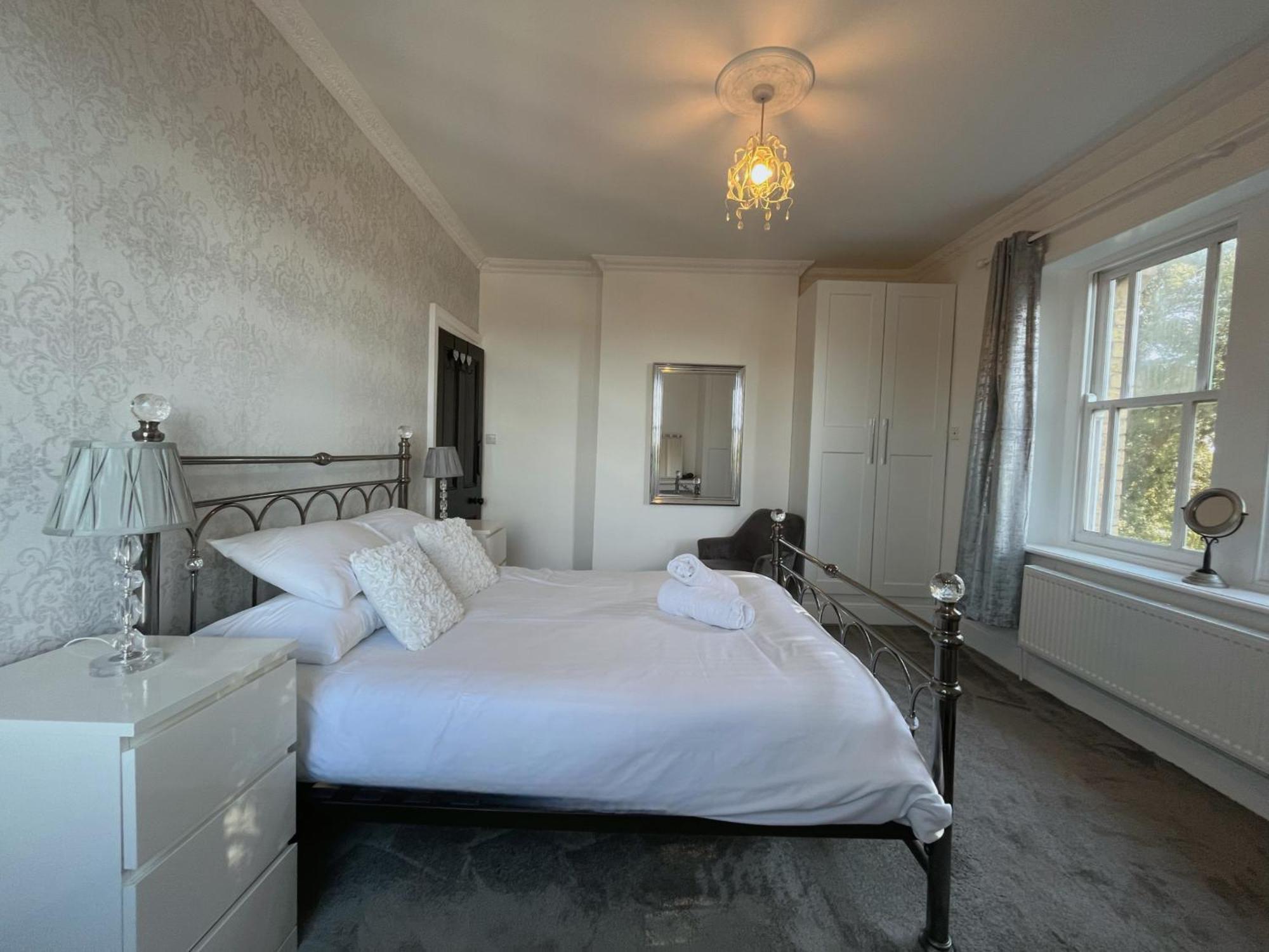 Exquisite 10 Bed Villa Hot Tub And Games Room بارنستابل المظهر الخارجي الصورة
